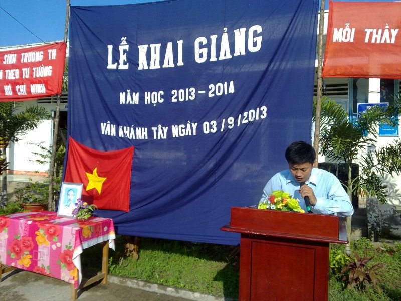 Ông Võ Văn Bình - Hiệu trưởng trường TH Vân Khánh Tây phát biểu khai mạc